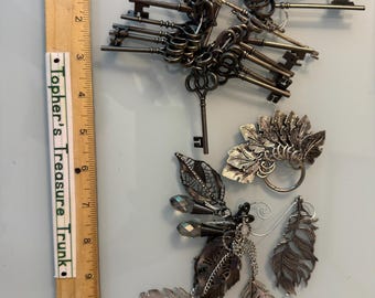 Antique Style Skeleton Key Lot & Decorative Leaf/Feather Charm Bundle