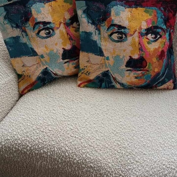 Housses de coussins de dimensions 40x40 cm arborant l'effigie de Charlie Chaplin