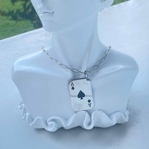 Collier en acier inoxydable doré, accompagné d'un pendentif représentant un jeu de cartes. Fait Main