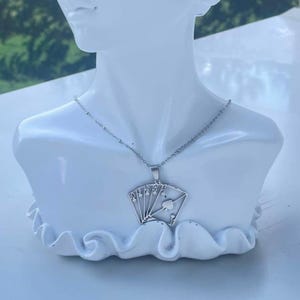 Collier en acier inoxydable doré, accompagné d'un pendentif représentant un jeu de cartes. Fait Main