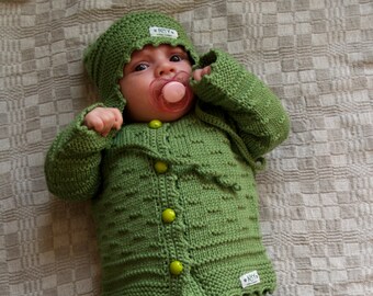 Hand stricken Baby / Kleinkind Pullover Set in hellgrün - Jacke, Strampler, Mütze. Merino-Wolle 3-6-12-24 Monate