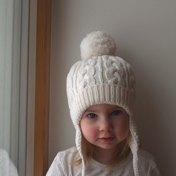 Chapeau d’hiver mérinos tricoté à la main pour enfants, adolescents et adultes. Bonnet à pompon en tricot torsadé blanc avec cache-oreilles (extérieurs). N'importe quelle couleur