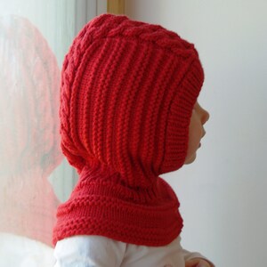 Puede incluir: Un gorro y una bufanda con capucha de punto rojo para un ni&ntilde;o. El gorro tiene un patr&oacute;n de punto de cable y la bufanda es de punto simple.