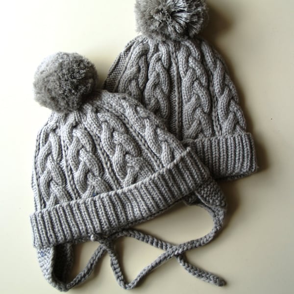 Sombrero bobble de punto a mano de lana merino gris oliva para niños, adolescentes / adultos. Pompón de punto de cable, con solapas de orejas (fuera). Más colores