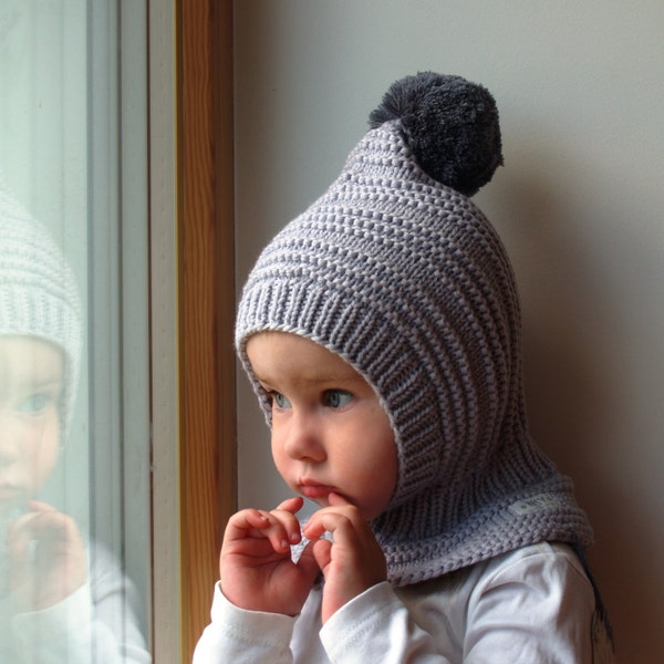 Pasamontañas de lana merino Pixie para bebés, niños pequeños y sudadera con capucha en gris plateado con pompón en contraste. Gorro de invierno