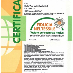 Puede incluir: Un certificado verde y blanco con el texto "CERTIFICATO" en letras grandes. El certificado es para Biella Yarn by S&uuml;dwolle S.r.l. y declara que la empresa est&aacute; autorizada a utilizar el Standard Oeko-Tex&reg; 100. El certificado est&aacute; fechado el 11.09.2013 y es v&aacute;lido hasta el 28.06.2014.