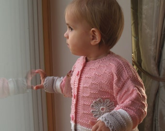 Pull tricoté à la main, Baby Girl Cardigan. Rose clair, Veste bébé en laine mérinos avec fleur. Tailles 0-3-6-12-24 PRÊT À EXPÉDIER