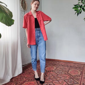 Vintage Silk Shirt 80s Järvi Muoti Blouse in Warm Hot Pink, Short Sleeve Button-Up Medium Size M