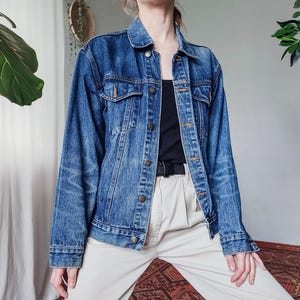 Klassische Vintage Jeansjacke in Dunkelblau, abgenutzte 90er Jahre Y2K Jeansjacke mit Knöpfen und Taschen - S / M