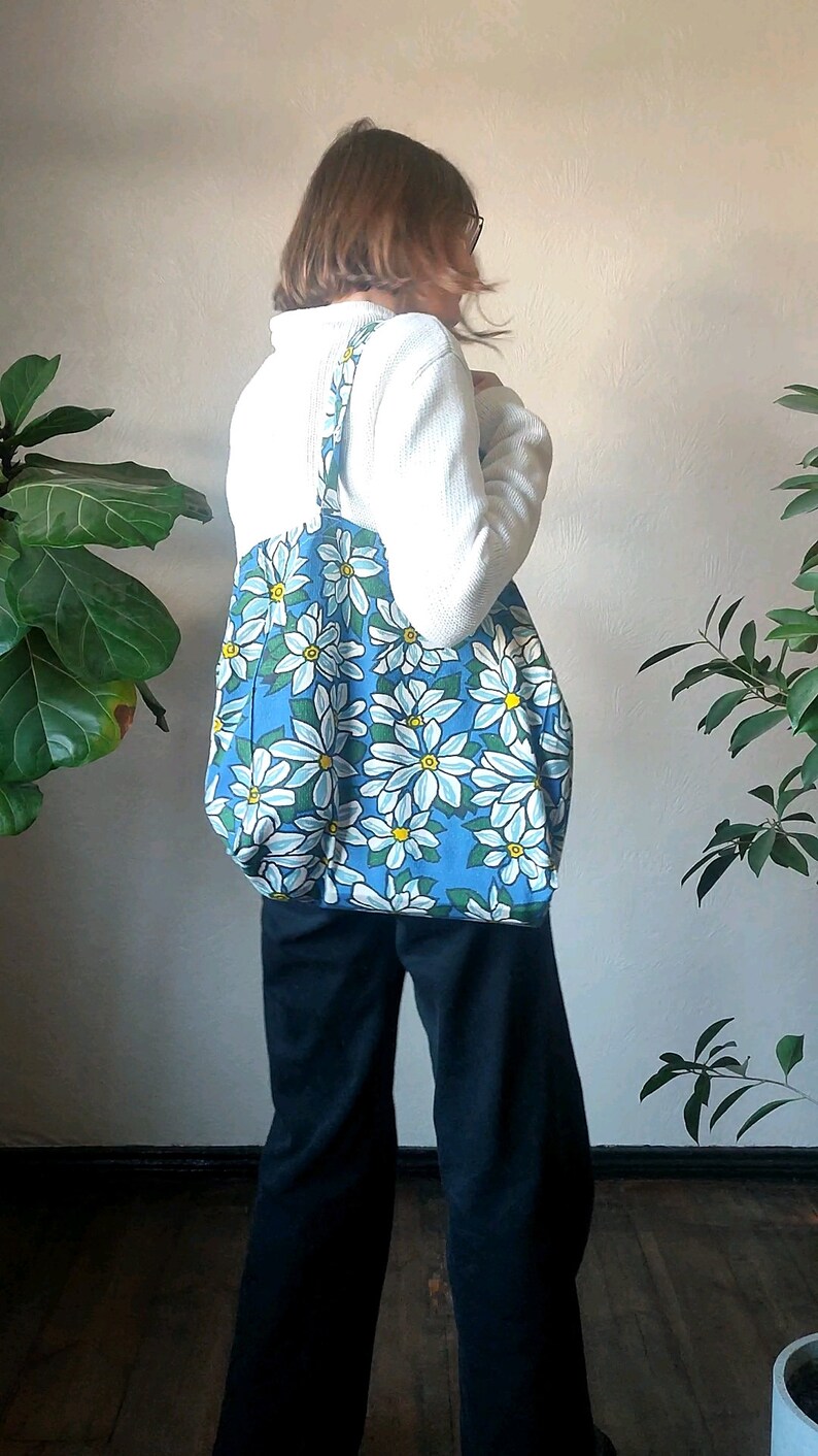 Handgemachte Einkaufstasche upcycled große Blumen in blau weiß gelb Stoff Shopper wiederverwendbare Markttasche Bild 6