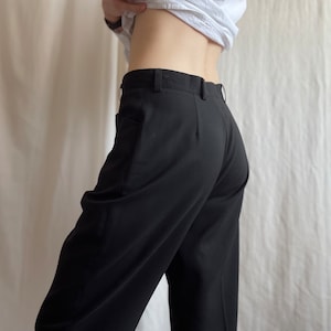 Pantalon de bureau taille haute vintage avec plis noirs Pantalon de costume noir coupe décontractée grande avec poches Petite taille moyenne S M image 7
