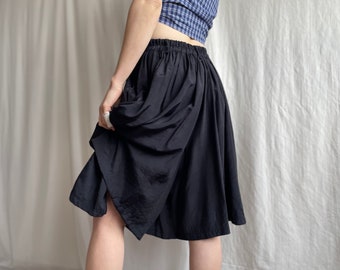 Vintage hoch taillierte schwarze Skorts, 80er Jahre plissierte Shorts mit weitem Bein und Seitentaschen, bequeme Rock-Shorts, kleine mittlere Größe S M