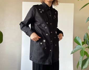 Vintage schwarze Hemdjacke mit silberner Stern-Stickerei, 90er Jahre Jeansjacke mit Kragen und Druckknopfverschluss, Größe S M