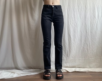 Vintage Levi's pantalones de mezclilla negros descoloridos de cintura alta, jeans clásicos de pierna recta slim fit de los años 90, talla pequeña S