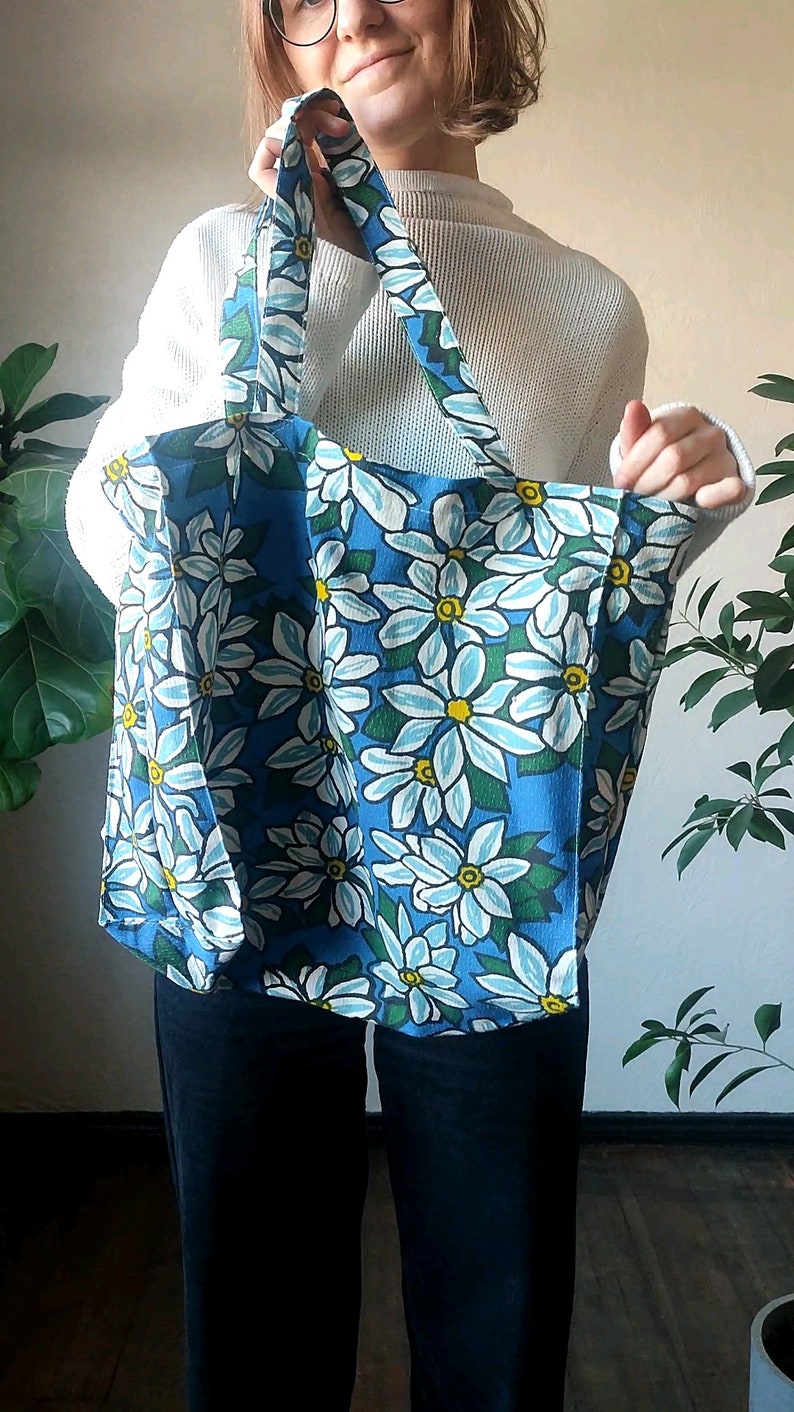 Handgemachte Einkaufstasche upcycled große Blumen in blau weiß gelb Stoff Shopper wiederverwendbare Markttasche Bild 2