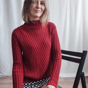 Maglione vintage a collo alto in maglia a coste rosso scuro, maglione casual elegante minimalista anni &#39;90 rosso rossetto, taglia media M