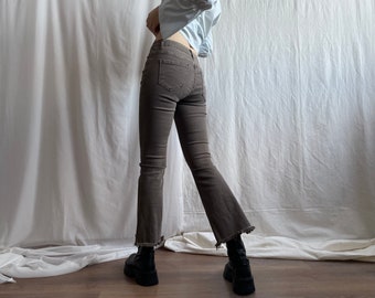 pantalon en denim marron vintage évasé, coupe skinny, ourlet effiloché, pantalon cloche court taille moyenne à ourlet brut, petite taille XS S