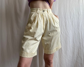 Bermuda vintage taille haute plissé avec poche latérale en jaune pastel, short long des années 80, très petite taille XS