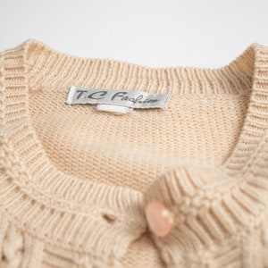 Vintage poederroze trui met geborduurde bloemen en knopen aan de voorkant en zakken Medium Large maat afbeelding 9