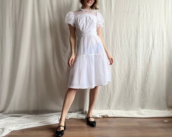 Vintage Knee-Length Lace Wedding Dress, Cute 80s 90s Floral Short Puff Sleeve White Dress, Small Size S XS Petite