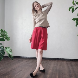 ヴィンテージ スマートカジュアル 90年代 バミューダショーツ（サイドポケット付き、レッド） - ハイウエスト ワイドレッグ サマーショーツ - サイズ S/M