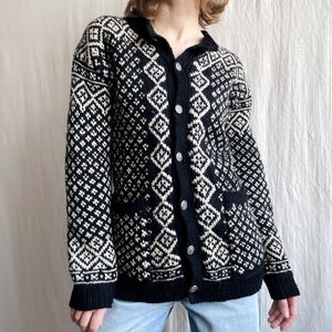 Cardigan vintage de lã Fair Isle, suéter nórdico preto e branco com bolsos, jaqueta de malha com botões frontais, tamanho pequeno P