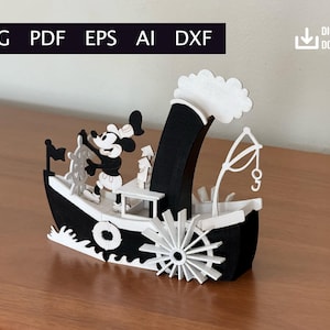 Puede incluir: Modelo cortado con láser en blanco y negro de un barco de vapor con Mickey Mouse al timón. El barco tiene una rueda de paletas, una chimenea y una pequeña grúa. La imagen incluye el texto "SVG PDF EPS AI DXF" y un icono de descarga digital.