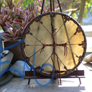 Tambor de mano de piel de búfalo de 12 pulgadas, hecho a mano por William Lattie Cherokee. Incluye certificado de autenticidad. Envío gratuito a EE. UU. imagen 3