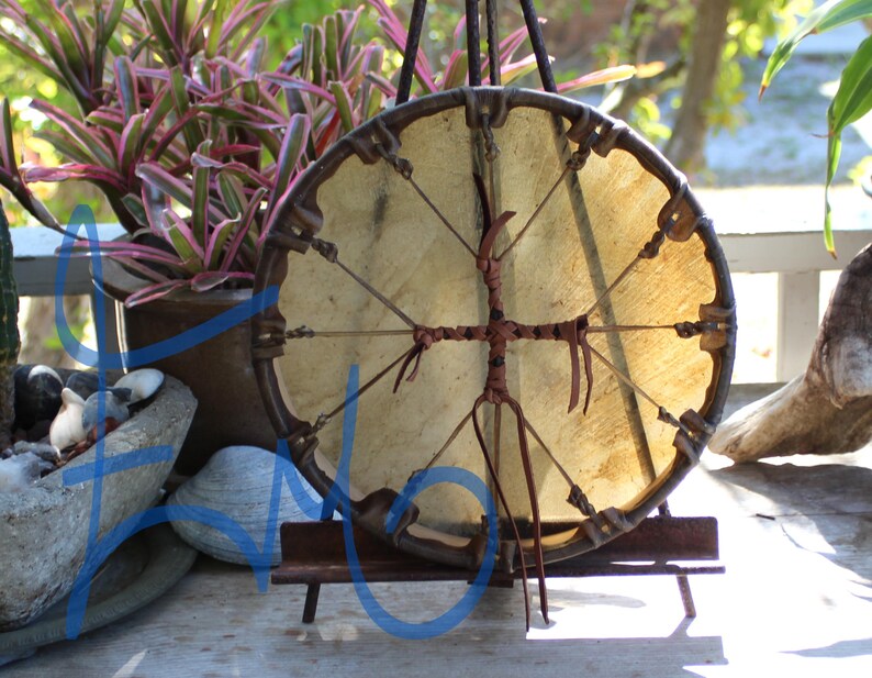 Tambor de mano de piel de búfalo de 12 pulgadas, hecho a mano por William Lattie Cherokee. Incluye certificado de autenticidad. Envío gratuito a EE. UU. imagen 3