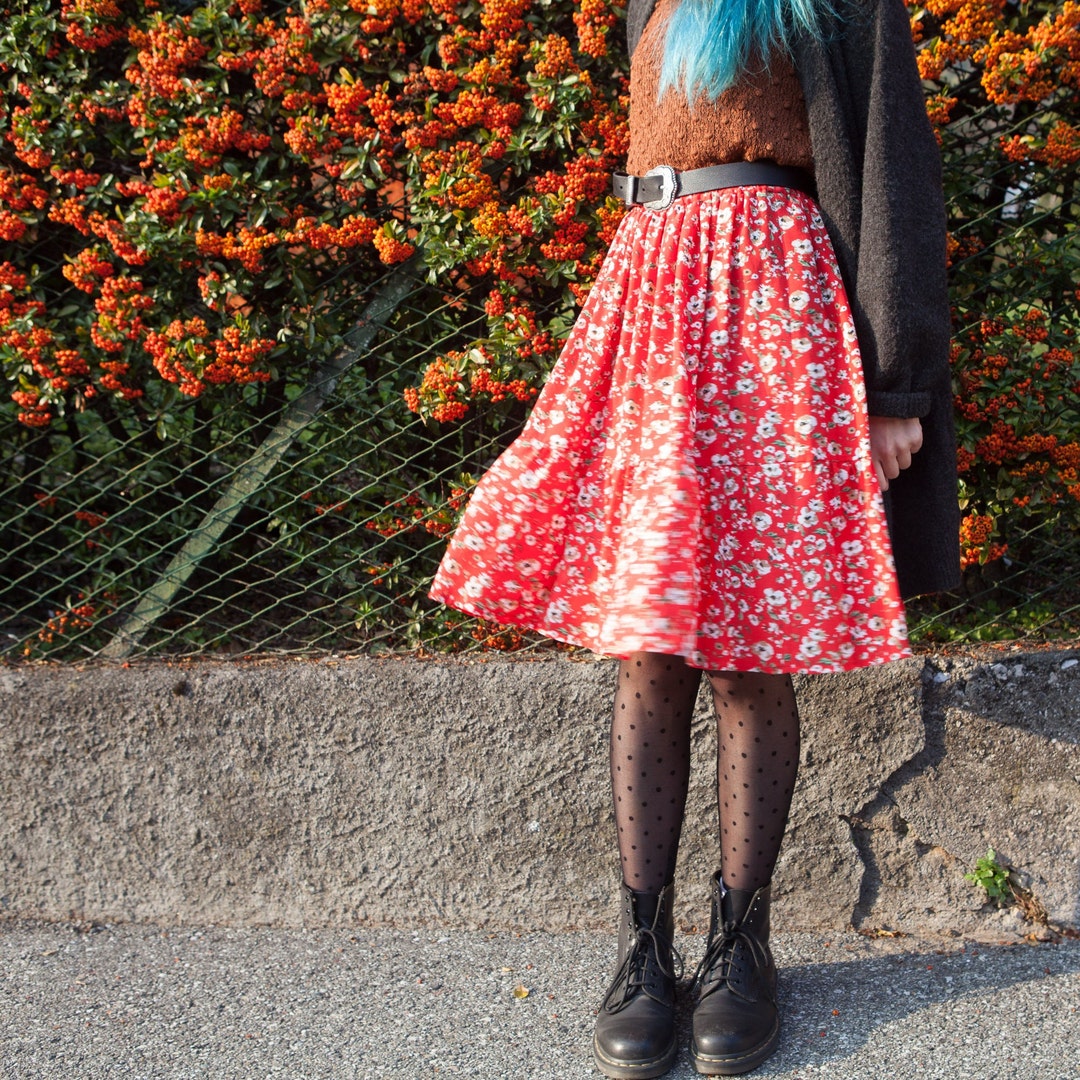 Buy Gonna Sienna // Gonna Al Ginocchio in Viscosa Rossa a Fiori Online in  India