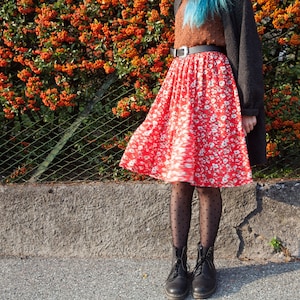 Gonna Sienna // Gonna al ginocchio in viscosa rossa a fiori