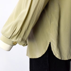 1990er Jahre Seidenbluse Größe S 90er Jahre Minimalist Bluse Khaki Bluse V Ausschnitt Langarm Naturfasern