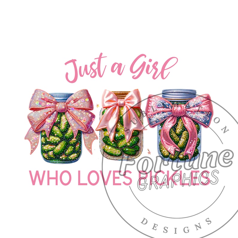 Op de afbeelding: Drie glazen potten gevuld met groene augurken, elk met een roze strik en glitter. De potten staan op een witte achtergrond met de tekst "Just a Girl Who Loves Pickles" in roze.