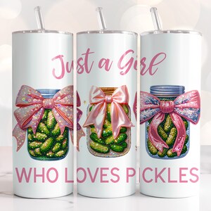 Op de afbeelding: Drie witte bekers met roze deksels en rietjes. Elke beker heeft een roze strik en een glazen pot gevuld met augurken. De tekst "Just a Girl Who Loves Pickles" staat op de bekers gedrukt.