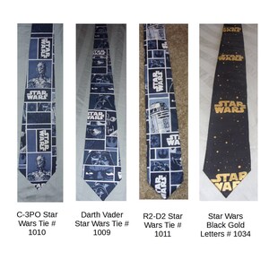 Puede incluir: Cuatro corbatas con tem&aacute;tica de Star Wars. Las corbatas son todas azules y negras con letras doradas. Las corbatas presentan im&aacute;genes de C-3PO, Darth Vader, R2-D2 y el logotipo de Star Wars.