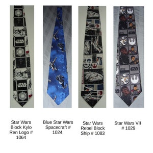 Puede incluir: Cuatro corbatas con tem&aacute;tica de Star Wars. La primera corbata es blanca con personajes y logotipos de Star Wars en negro y gris. La segunda corbata es azul con personajes y logotipos de Star Wars en blanco y gris. La tercera corbata es gris con personajes y logotipos de Star Wars en negro y blanco. La cuarta corbata es gris con personajes y logotipos de Star Wars en negro y blanco. Todas las corbatas est&aacute;n etiquetadas con sus nombres y n&uacute;meros.
