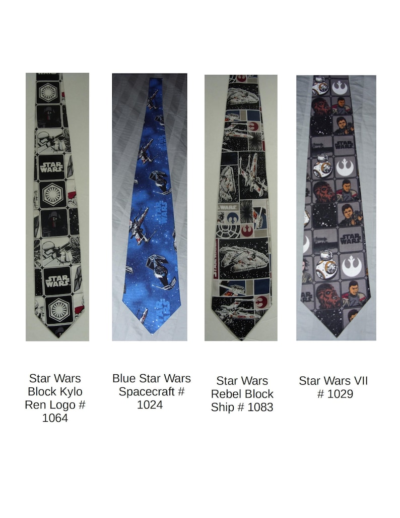 Puede incluir: Cuatro corbatas con tem&aacute;tica de Star Wars. La primera corbata es blanca con personajes y logotipos de Star Wars en negro y gris. La segunda corbata es azul con personajes y logotipos de Star Wars en blanco y gris. La tercera corbata es gris con personajes y logotipos de Star Wars en negro y blanco. La cuarta corbata es gris con personajes y logotipos de Star Wars en negro y blanco. Todas las corbatas est&aacute;n etiquetadas con sus nombres y n&uacute;meros.