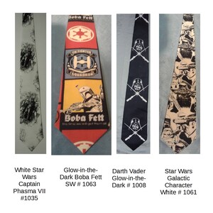 Puede incluir: Cuatro corbatas diferentes con tem&aacute;tica de Star Wars. La primera corbata es blanca con un dise&ntilde;o gris de un personaje de las pel&iacute;culas de Star Wars. La segunda corbata es roja, amarilla y negra con un dise&ntilde;o de Boba Fett. La tercera corbata es negra con un dise&ntilde;o blanco de Darth Vader y su sable de luz. La cuarta corbata es blanca con un dise&ntilde;o negro y gris de varios personajes de Star Wars.