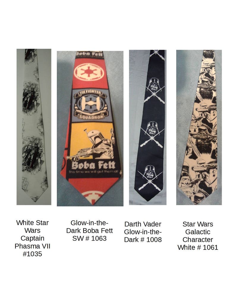 Puede incluir: Cuatro corbatas diferentes con tem&aacute;tica de Star Wars. La primera corbata es blanca con un dise&ntilde;o gris de un personaje de las pel&iacute;culas de Star Wars. La segunda corbata es roja, amarilla y negra con un dise&ntilde;o de Boba Fett. La tercera corbata es negra con un dise&ntilde;o blanco de Darth Vader y su sable de luz. La cuarta corbata es blanca con un dise&ntilde;o negro y gris de varios personajes de Star Wars.
