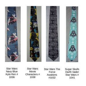 Puede incluir: Cuatro corbatas diferentes con tem&aacute;tica de Star Wars. La primera corbata es azul marino con un patr&oacute;n blanco y negro de Kylo Ren. La segunda corbata es negra con un patr&oacute;n colorido de personajes de Star Wars. La tercera corbata es negra con un patr&oacute;n blanco de las palabras "Star Wars The Force Awakens". La cuarta corbata es azul turquesa con un patr&oacute;n blanco y negro de calaveras de az&uacute;car.