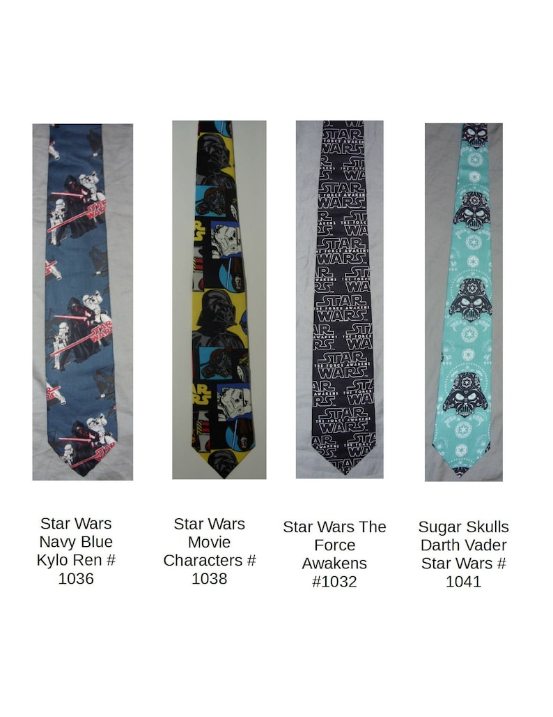 Puede incluir: Cuatro corbatas diferentes con tem&aacute;tica de Star Wars. La primera corbata es azul marino con un patr&oacute;n blanco y negro de Kylo Ren. La segunda corbata es negra con un patr&oacute;n colorido de personajes de Star Wars. La tercera corbata es negra con un patr&oacute;n blanco de las palabras "Star Wars The Force Awakens". La cuarta corbata es azul turquesa con un patr&oacute;n blanco y negro de calaveras de az&uacute;car.