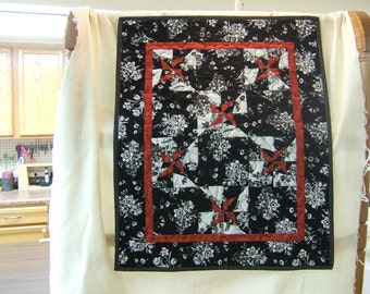 Quilted Table Topper: Black, White & Red Floral, 20x24