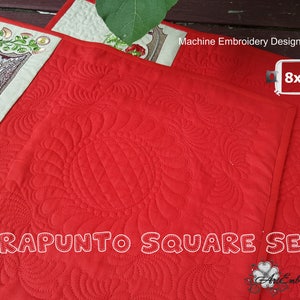 Pode incluir: Um conjunto de dois desenhos de bordado de máquina vermelhos de 20,3 x 20,3 cm para acolchoar. O design apresenta um padrão "Trapuntro Square Set".