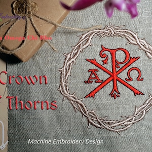 Op de afbeelding: Machine borduurontwerp van een doornenkroon met het Chi Rho-symbool in het midden. Het ontwerp is verkrijgbaar in de maten 4x4, 5x5 en 6x6 inch.