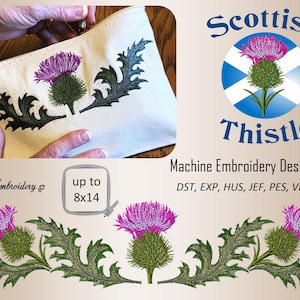 Könnte beinhalten: Maschinenstickerei-Design-Set mit einem schottischen Distel mit einer lila Blume und grünen Blättern. Das Design ist auf einer weißen Stofftasche und als Bordüre aus drei Disteln dargestellt. Der Text "Scottish Thistle" ist in Blau mit einer weiß-blauen schottischen Flagge hinter der Distel. Der Text "Machine Embroidery Designs Set" ist in Schwarz und der Text "DST, EXP, HUS, JEF, PES, VP3, XXX" ist in Schwarz darunter. Der Text "Art Embroidery &" ist in Schwarz und der Text "up to 8x14" ist in Schwarz.