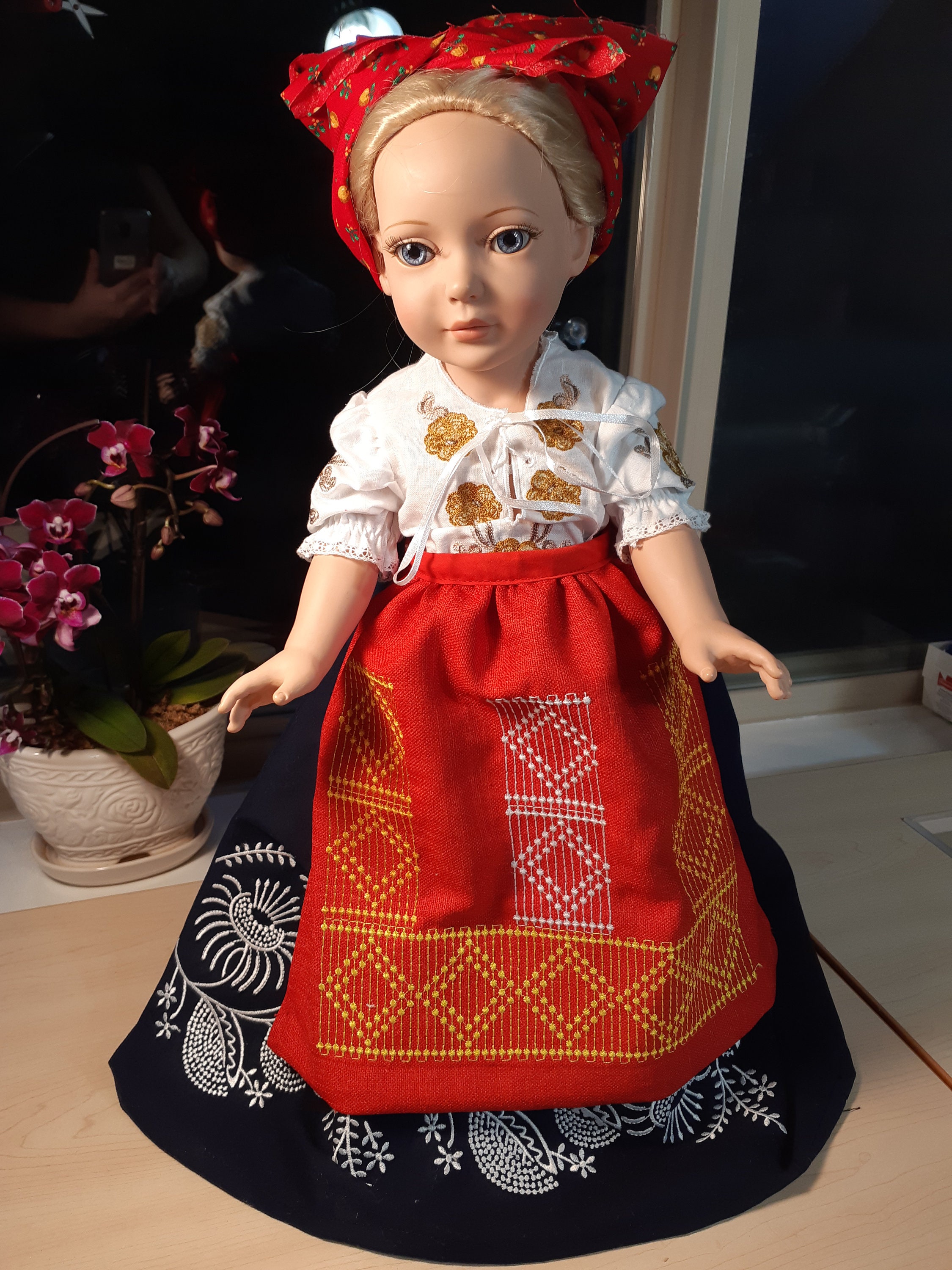 ポルトガルのエプロン刺繍デザイン：民族衣装セット（4x4～8x12インチ