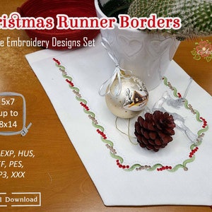Puede incluir: Camino de mesa blanco con diseños de bordes navideños bordados. El camino de mesa presenta un borde festoneado con detalles en verde, rojo y marrón. El texto en la imagen dice "Christmas Runner Borders" y "Machine Embroidery Designs Set". Los tamaños de los diseños varían de 12.7cm x 17.8cm a 20.3cm x 35.6cm.