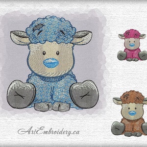 Pode incluir: Três desenhos bordados de uma ovelha de desenho animado fofa em diferentes cores: azul, rosa e marrom. Cada ovelha está sentada com as pernas cruzadas e tem um nariz azul.