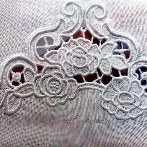 Könnte beinhalten: Weiße Spitzenborte mit floralem Muster. Die Spitze zeigt zarte Blumen und komplizierte Muster.