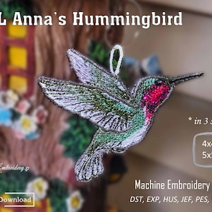 Può includere: Design di ricamo a macchina di un colibrì verde e viola con la gola rossa. Il design è disponibile in tre dimensioni: 4x4 pollici, 5x5 pollici. Il design si chiama "FSL Anna's Hummingbird".